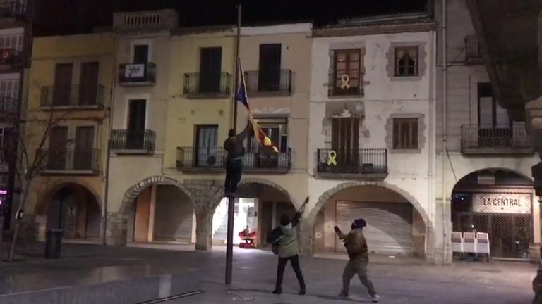 4 españoles liberan del independentismo a San Celoni​, Vilamajor​​ y Llinars (Cataluña)