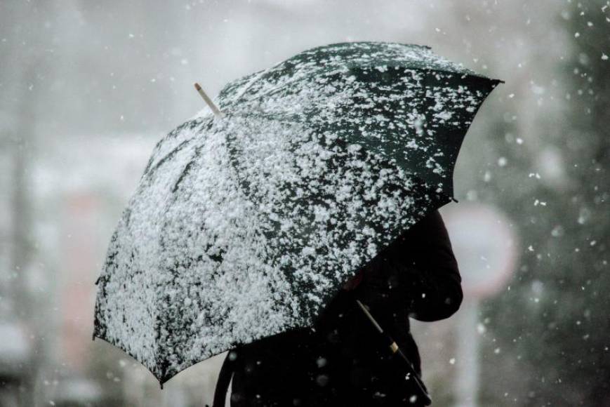 FOTOGRAFÍA. ESPAÑA, AÑO 2019. Vista de una personas con paraigua. Hoy, domingo 31 de marzo de 2019, la Agencia Estatal de Meteorología (Aemet). Efe