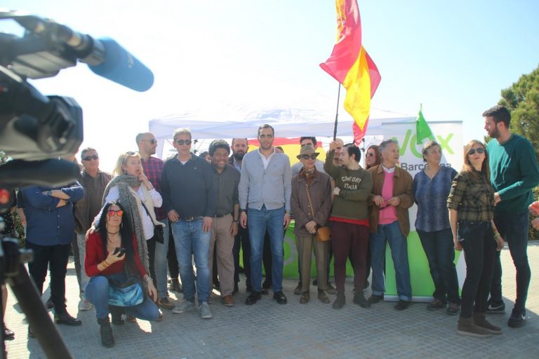 Vídeo carpa de VOX en Esplugues (Barcelona) con los «vivas España, Rey y Guardia Civil»