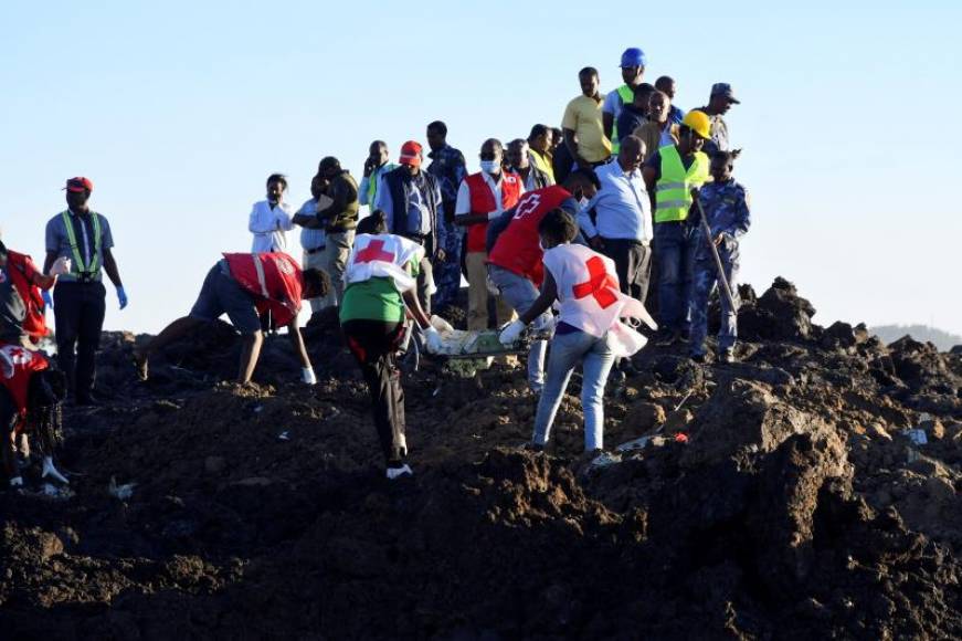FOTOGRAFÍA. ETIOPIA (ÁFRICA), 10.03.2019. Vista de los servicios de emergencia en la zona del accidente de avión de Etiopia. Efe