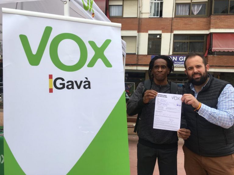 Un inmigrante exhibe con orgullo su hoja de afiliación a VOX en Gava (Barcelona)