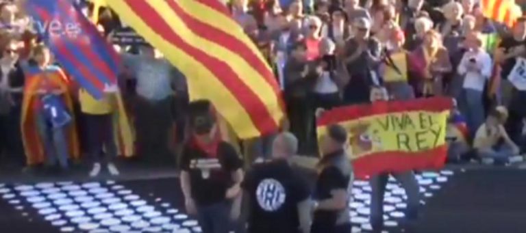 Un español entre 18 mil independentistas en Madrid a gritos de «viva España y Rey» es agredido