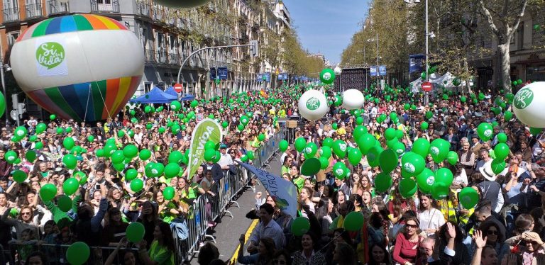 Decenas de miles de personas y VOX claman «Sí a la vida» en Madrid