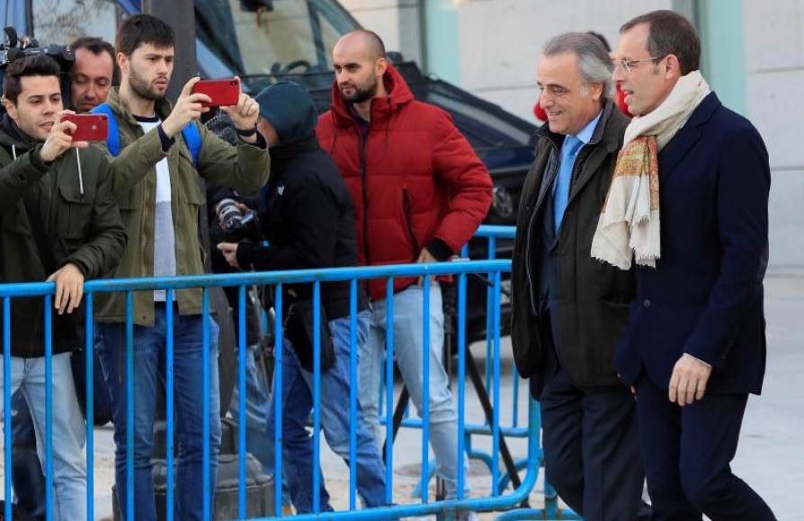 FOTOGRAFÍA. MADRID (ESPAÑA), 28.02.2019. El expresidente del FC Barcelona, Sandro Rosell (d), acompañado por su abogado, Pau Molins (2d). Efe