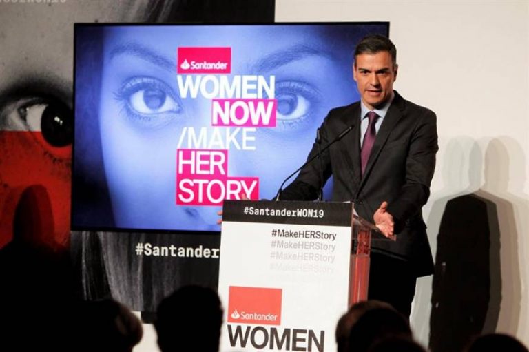 Sánchez critica a los varones por «escribir la historia» en lugar de las «mujeres»
