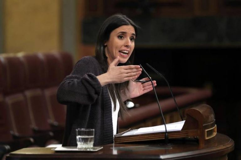 La portavoz de la ultraizquierda dice que «una mujer» sucederá a su marido Pablo Iglesias