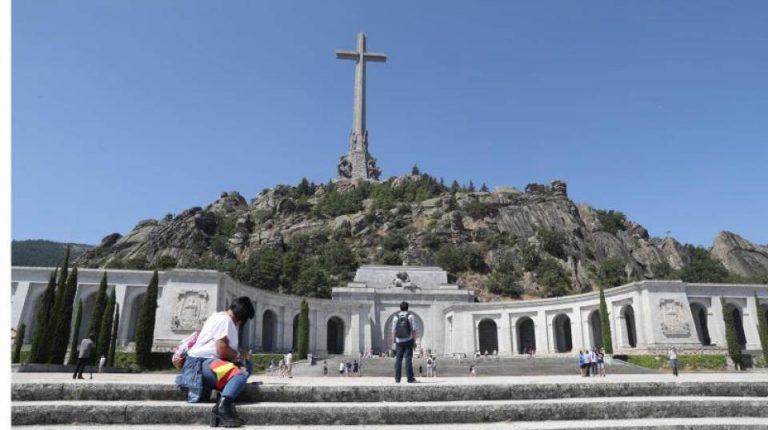 ‘Los Franco’ anuncian recursos contra la decisión de Sánchez de exhumar a su abuelo