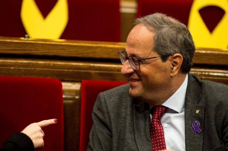 La (JEC) da 48 horas Torra para que retire Estrelladas y lazos en edificios públicos