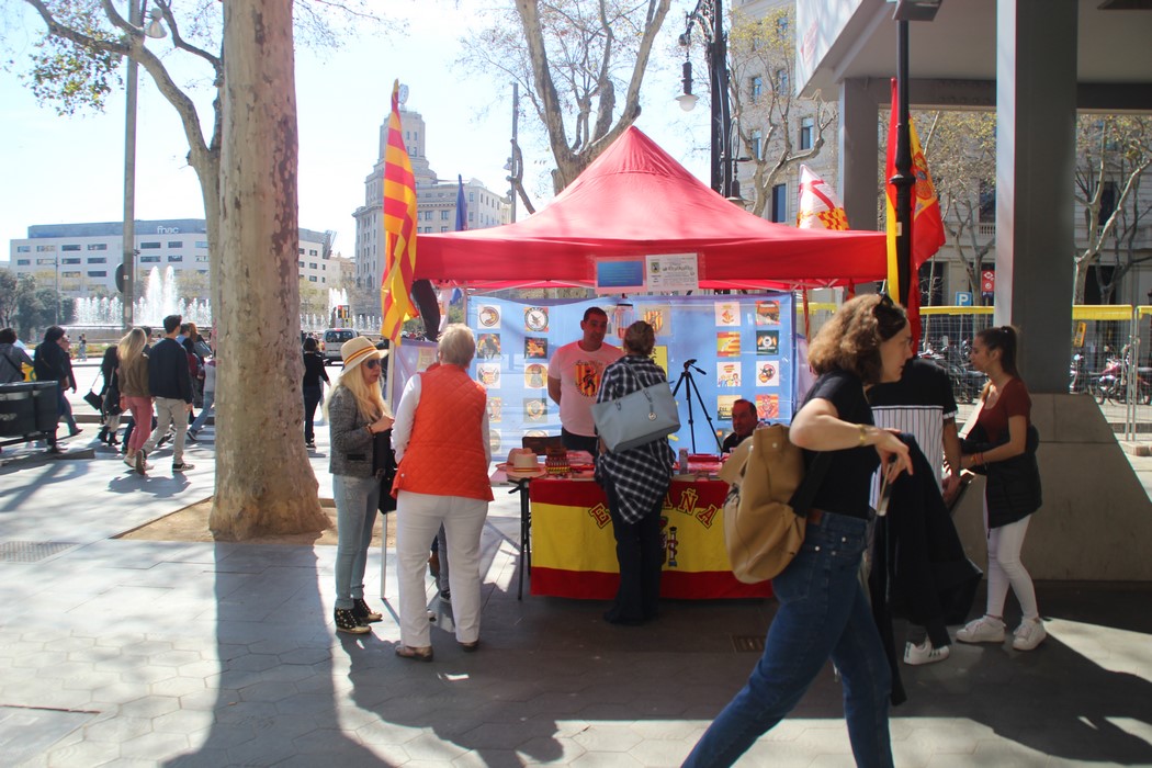 FOTOGRAFÍA. PASEO DE GRACIA DE BARCELONA (ESPAÑA), 23.03.2019. Vista de la segunda carpa informativa que la coordinadora de las brigadas de limpieza de Lazos. Ñ Pueblo (1)