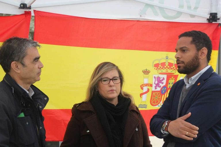 El cabeza de lista de VOX por Barcelona visita la mujer golpeada por el independentismo
