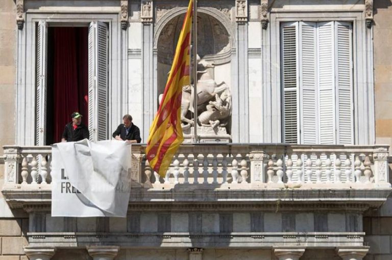Desconocidos quitan lazo y pancarta de Torra a las 12.30 horas según ordenó la JEC a los Mozos