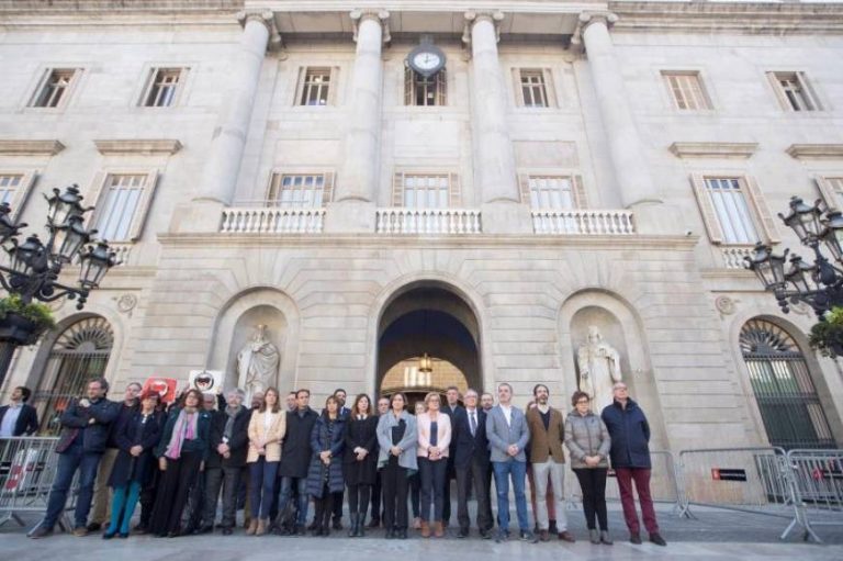 Ada Colau retira el lazo separatista cumpliendo el ultimátum de la Junta Electoral