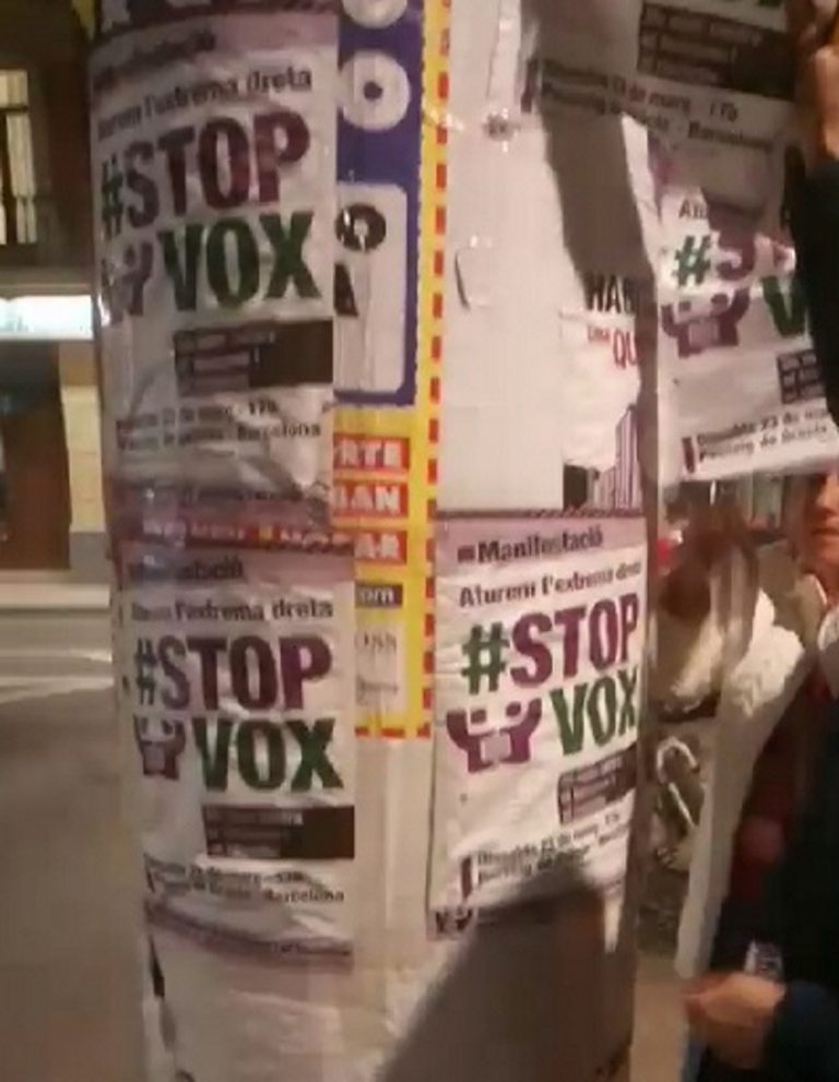 Mujeres de VOX limpian Tarragona de la campaña del independentismo contra VOX