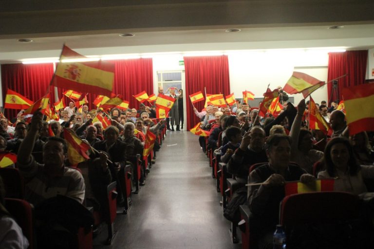 VOX desafía al independentismo más violento y llena en su primer mitin de Sabadell