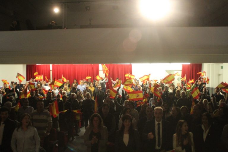 VOX desafía al independentismo más violento y llena en su primer mitin de Sabadell