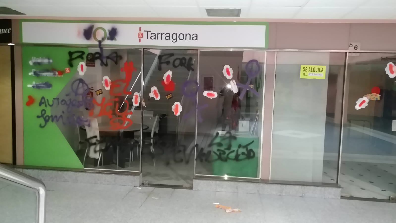 FOTOGRAFÍA. TARRAGONA (ESPAÑA), 08.03.2019. Vista del estado de la fachada de la primera sede de VOX en Cataluña, ubicada en Tarragona. Ñ Pueblo