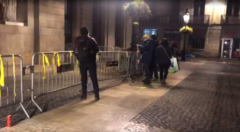 Valientes mujeres y varones españoles limpian la Generalidad de lazos amarillos