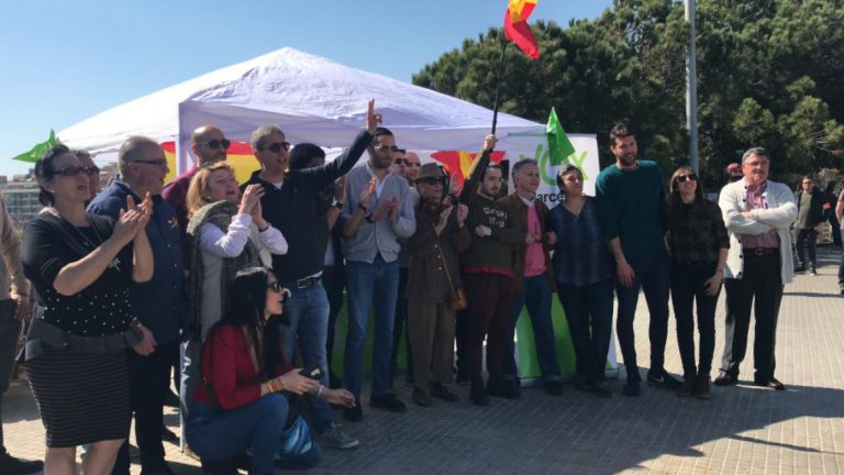 VOX se impone en Esplugues a gritos de «libertad, viva España y Rey»