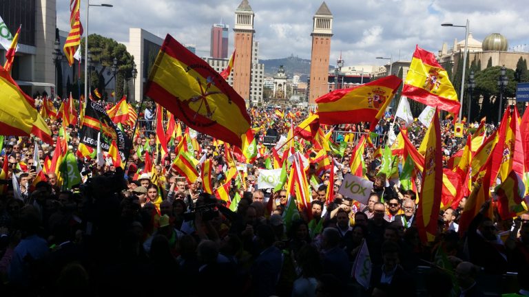 VOX conquista Cataluña con entrada triunfal en Barcelona con más «50 mil banderas»