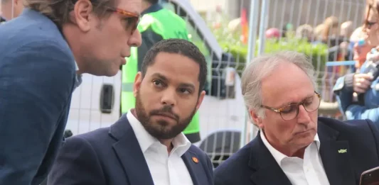 FOTOGRAFÍA. AVENIDA DE REINA MARIA CRISTINA DE BARCELONA (BARCELONA) ESPAÑA, 30.03.2019. Vista del cabeza de lista de VOX por Barcelona a las elecciones del próximo 28A al Congreso de los Diputados, Ignacio Garriga (c); junto Joan Garriga Doménech (i); y Juan José Aizcorbe (d); durante el acto político más multitudinario de VOX desde su fundación. Los de Santiago Abascal, que de entrada hace un mes estimaron a 18 mil personas, en referencia al aforo del Palau San Jordi de Barcelona, superaron de lejos dicha estimación después de la propaganda que le hizo a VOX la extremista alcaldesa de Barcelona, Ada Colau. Lasvocesdelpueblo (Ñ Pueblo)