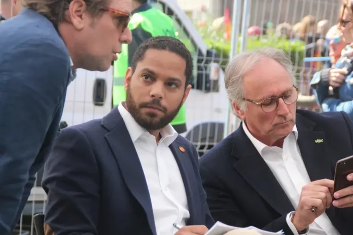 FOTOGRAFÍA. AVENIDA DE REINA MARIA CRISTINA DE BARCELONA (BARCELONA) ESPAÑA, 30.03.2019. Vista del cabeza de lista de VOX por Barcelona a las elecciones del próximo 28A al Congreso de los Diputados, Ignacio Garriga (c); junto Joan Garriga Doménech (i); y Juan José Aizcorbe (d); durante el acto político más multitudinario de VOX desde su fundación. Los de Santiago Abascal, que de entrada hace un mes estimaron a 18 mil personas, en referencia al aforo del Palau San Jordi de Barcelona, superaron de lejos dicha estimación después de la propaganda que le hizo a VOX la extremista alcaldesa de Barcelona, Ada Colau. Lasvocesdelpueblo (Ñ Pueblo)