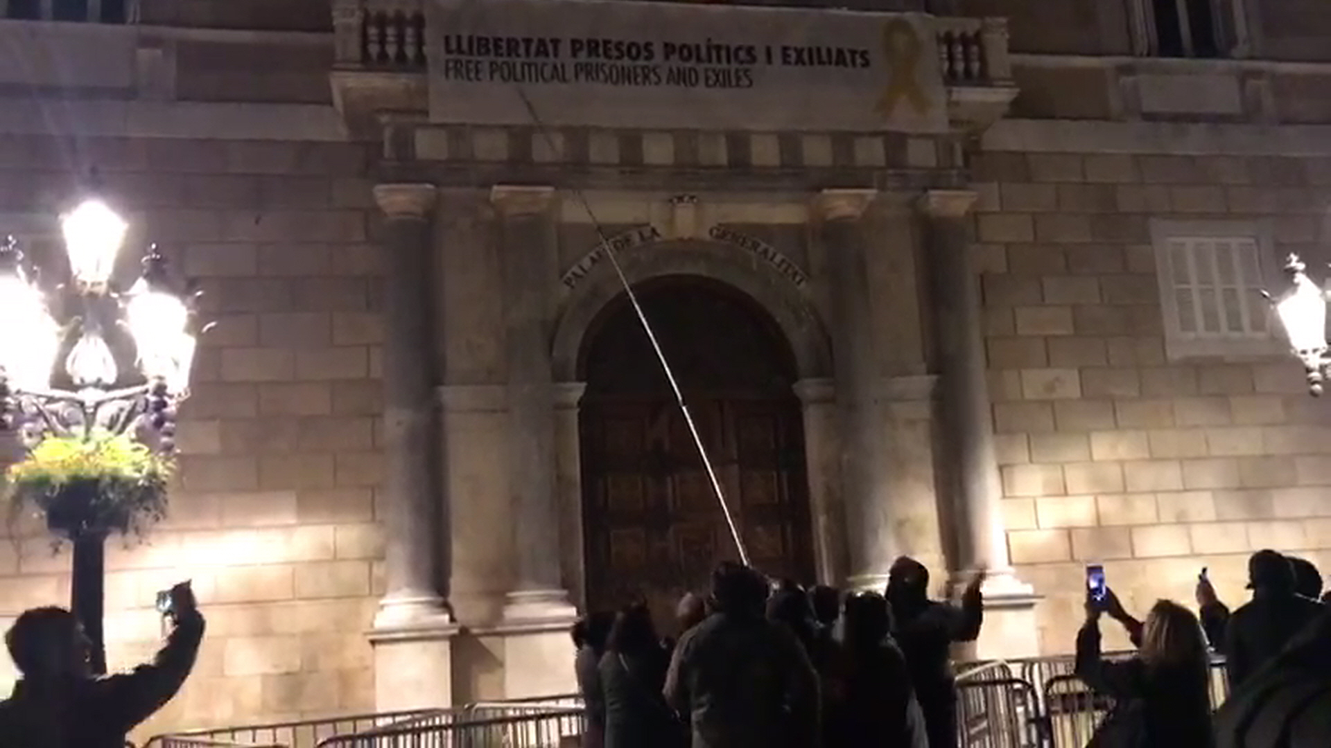PLAZA SAN JAIME DE BARCELONA (CATALUÑA) ESPAÑA, 15.03.2019. Vista del agente independnetista de los Mozos de Escuadra durante agrediendo a los libertadores de Cataluña. Ñ Pueblo (2)