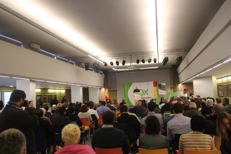 Fotografías primer mitin del 28A de VOX en Badalona (Cataluña) con Ignacio Garriga
