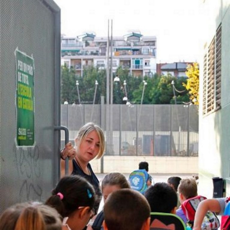 Rectificación: La madre denunció ante Defensor del Pueblo español y no ante «Síndic de Greuges de Cataluña». Expulsan de clase en Cataluña a una joven de 16 años por hablar español