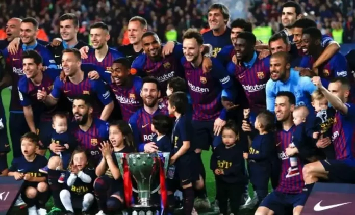 FC Barcelona campeón de La Liga Santander en el «Campo Nuevo», Barça, Champions, Barcelona FOTOGRAFÍA. BARCELONA (ESPAÑA), 28 DE ABRIL DE 2019. CAMPO NUEVO DE FC BARCELONA. FC Barcelona es campeón a falta de tres jornadas de «La Liga Santander». Los jugadores del FC Barcelona, Luis Suárez (i) y Leo Messi, posan con el trofeo que les acredita campeones de Liga tras derrotar al Levante en el encuentro correspondiente a la jornada 35 de primera división disputado en el estadio del Camp Nou, en Barcelona. Efe.