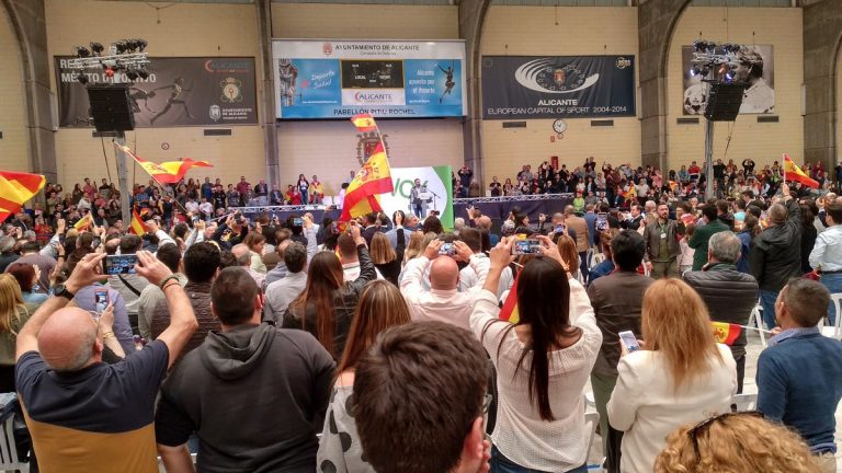 VOX y Abascal reconquistan Alicante, miles de personas fuera al completarse el aforo