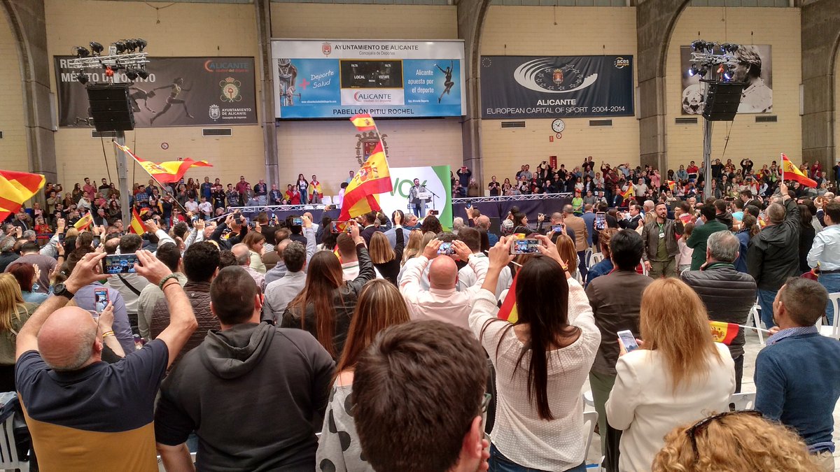 FOTOGRAFÍA. ALICANTE (ESPAÑA), 20.04.2019. Mitin electoral de VOX en Alicante. Más de 2 mil personas abarrotan el «Pabellón Pitiu Rochel de Alicante» . Ñ Pueblo (8)