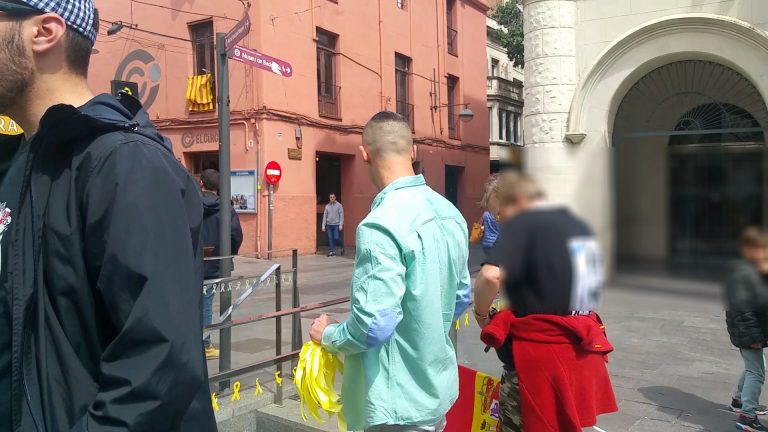 La Resistencia quita los lazos en Badalona increpada por independnentistas
