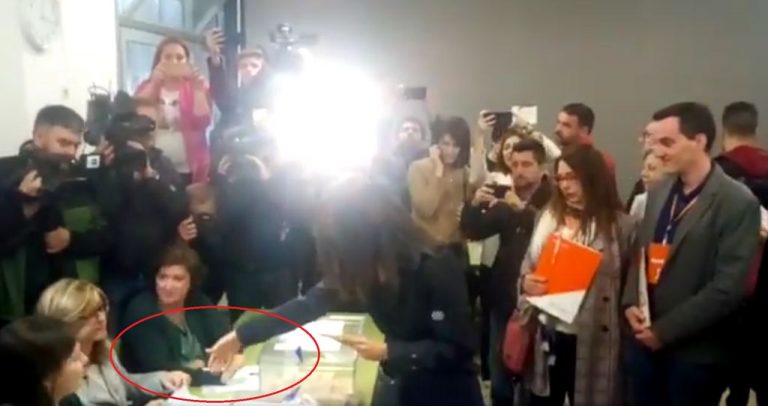 Independentista componente de Mesa electoral le niega el saludo a Arrimadas