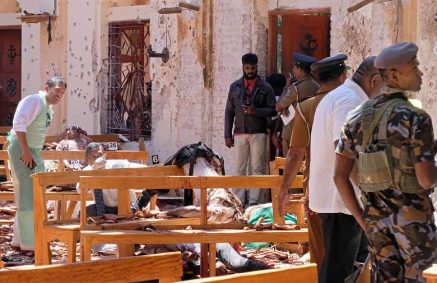 FOTOGRAFÍA. COLOMBO (SRI LANKA), 21.04.2019. Víctimas y daños en la iglesia de St. Sebastian Katuwapitiya de Negombo, cerca de Colombo. Efe