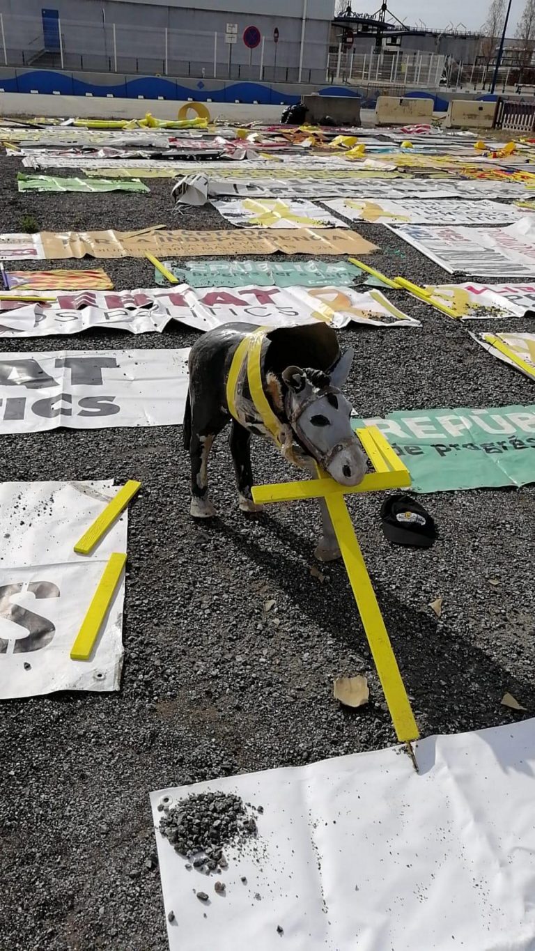 «Quita Lazos» presentan más de 2300 kg de Estrelladas, lazos y pancartas en Barcelona