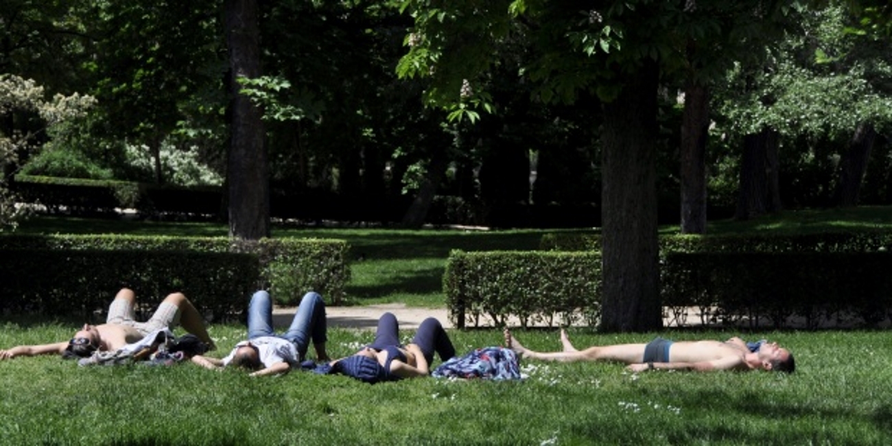 FOTOGRAFÍA. ESPAÑA, 08.05.2015. Vistas de varias personas descansan hoy en el parque de «El Retiro», en Madrid. La llegada de viento subsahariano a la Península. Efe
