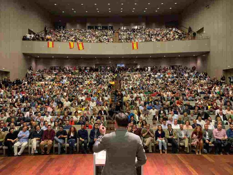 VOX peta el bastión del PP (Galicia): Más de 2 mil personas se quedan fuera