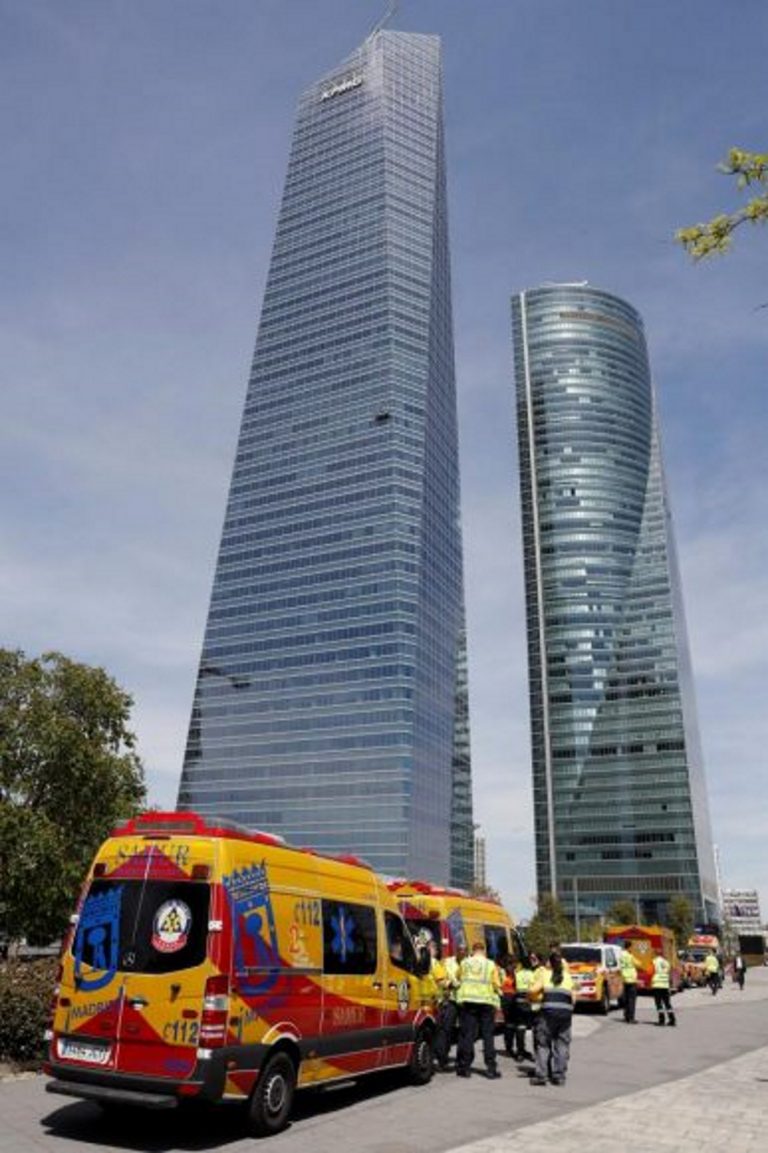 Desalojan una de las 4 torres de rascacielos de Madrid por una amenaza de bomba