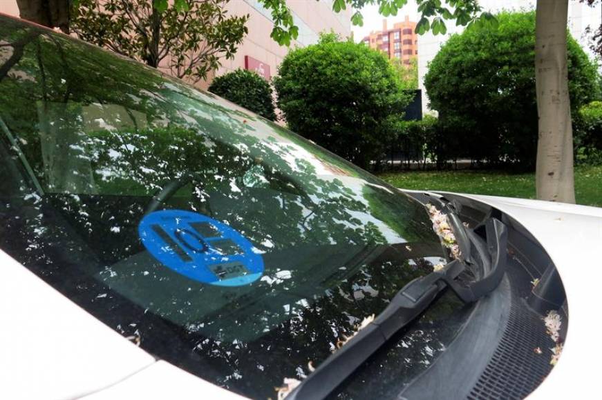 FOTOGRAFÍA. MADRID (ESPAÑA), 20.04.2019. El próximo 24 de abril entra en vigor la obligatoriedad de llevar el distintivo ambiental de la DGT. Efe
