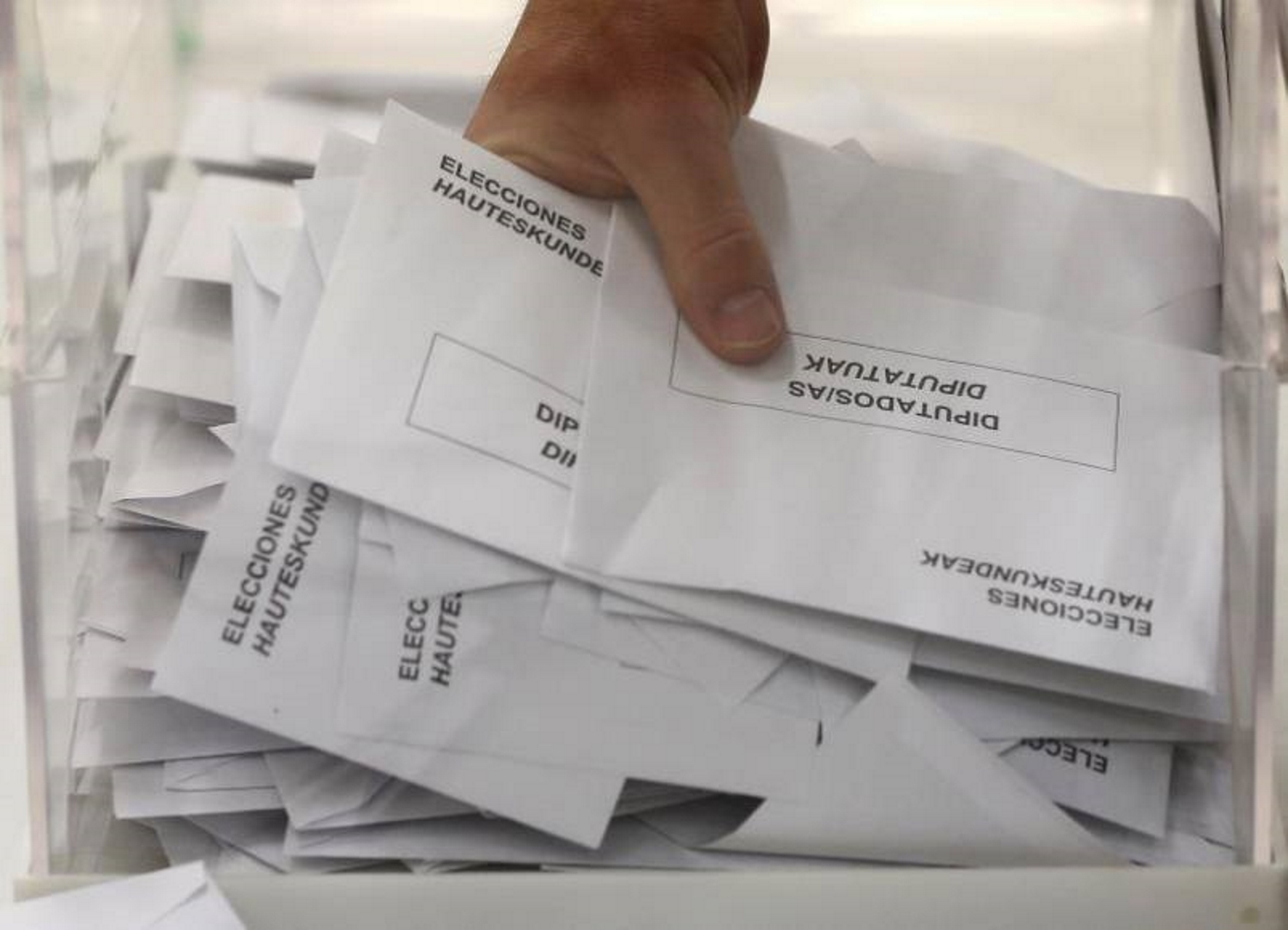 FOTOGRAFÍA. MADRID (ESPAÑA), 28.04.2019. Recuento de votos del 28A 2019 español en un colegio de la capital Navarra. Efe