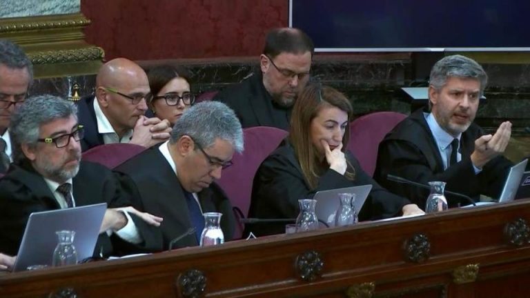 Defensa del 1-O: «Ancianos y niños en primera fila y patadas en los testículos de Policías»