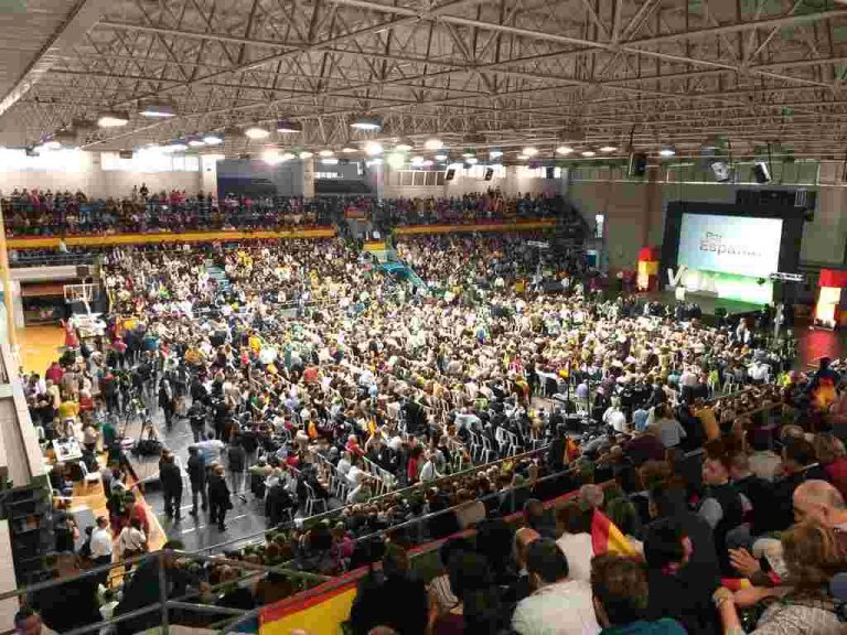 4 mil personas y 2 mil fuera bajo lluvia asisten al mitin de VOX con Abascal en Murcia