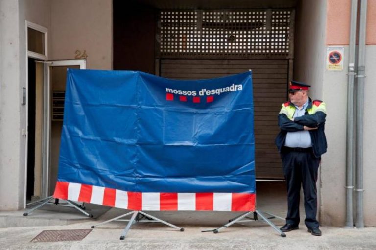 Un Policía intenta suicidarse con su arma tras matar a su mujer en Olot (Cataluña)