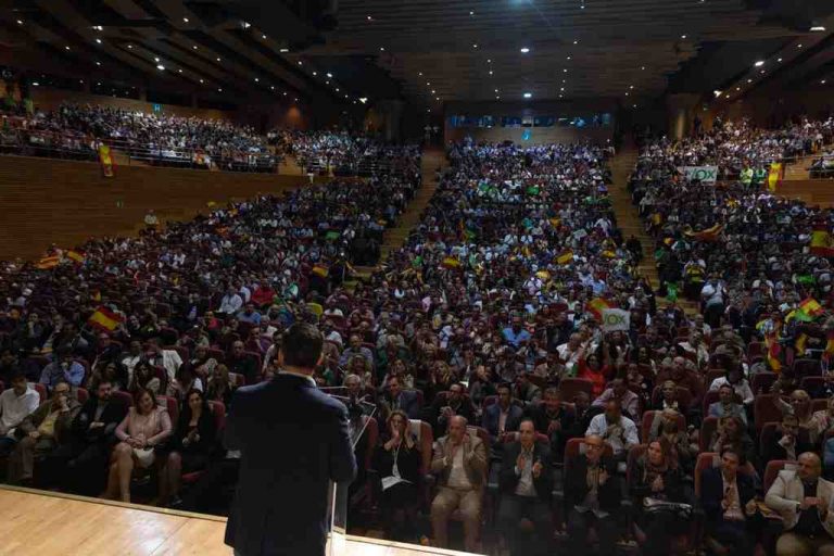 VOX desborda Granada y garantiza la «ilegalización de partidos separatistas» en España