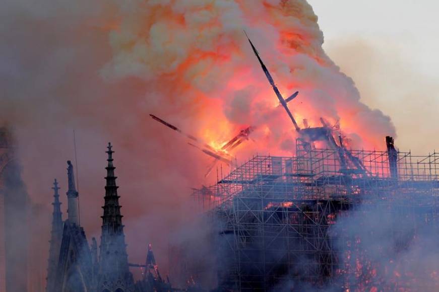 FOTOGRAFÍA. PARÍS (FRANCIA), 15.04.2019. La aguja central de la catedral de Notre Dame cae durante un incendio este lunes, 15 de abril de 2019, en París, Francia. Efe.