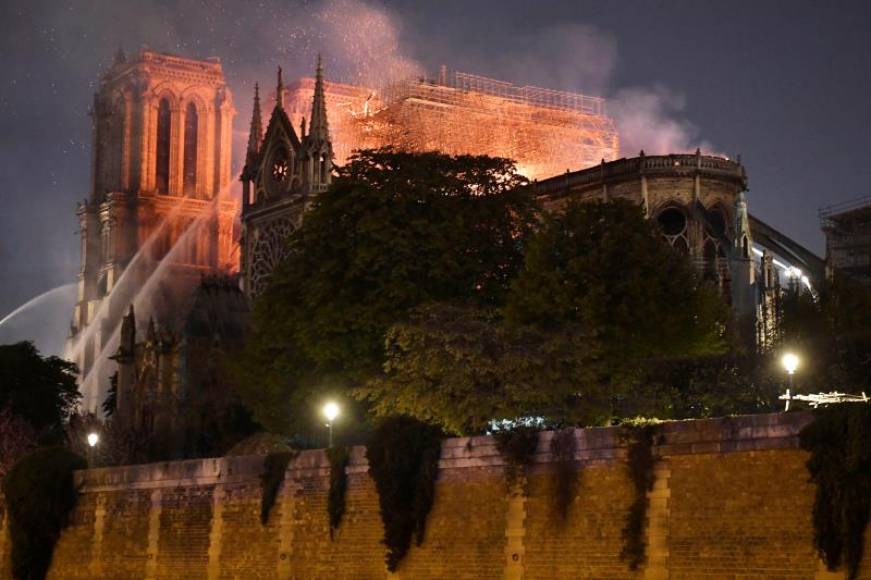 FOTOGRAFÍA. PARÍS (FRANCIA), 15.04.219. Vista general del incendio que consume el techo de la catedral de Notre Dame este lunes, en París (Francia). Efe.