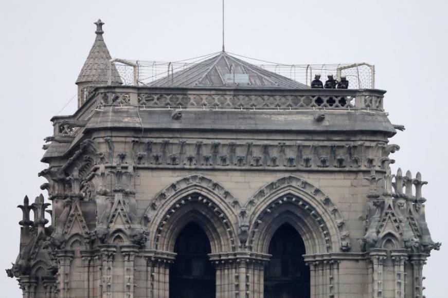 FOTOGRAFÍA. PARÍS (FRANCIA), 16.04.2019. Varios bomberos trabajan, este martes, en lo alto de una de las torres principales de la catedral de Notre Dame, de París (Francia). Efe