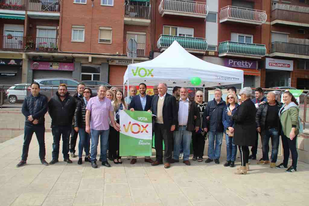 FOTOGRAFÍA. PLAZA DE BENJAMÍN GARCÍA DE SABADELL (BARCELONA) ESPAÑA, 15.04.2019. Carpa electoral del 28A de VOX en Sabadell.Ñ Pueblo (1)