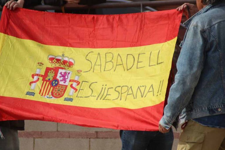 Vídeo. VOX vence al independentismo a gritos de «fuera fascistas de nuestros barrios»