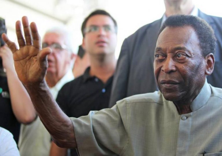 Pelé evoluciona «sin complicaciones» tras ser operado